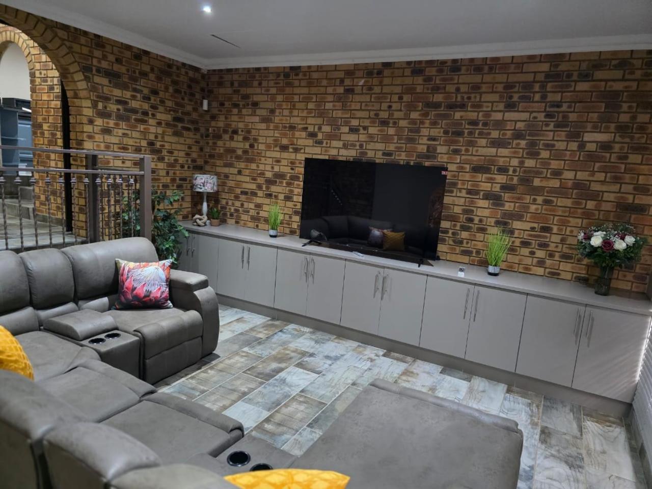 Rocky Mountain Holiday Home Хартбееспоорт Екстериор снимка